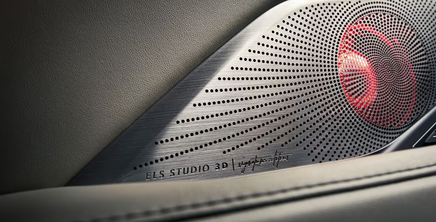 El sistema de audio Premium tiene 16 altavoces.