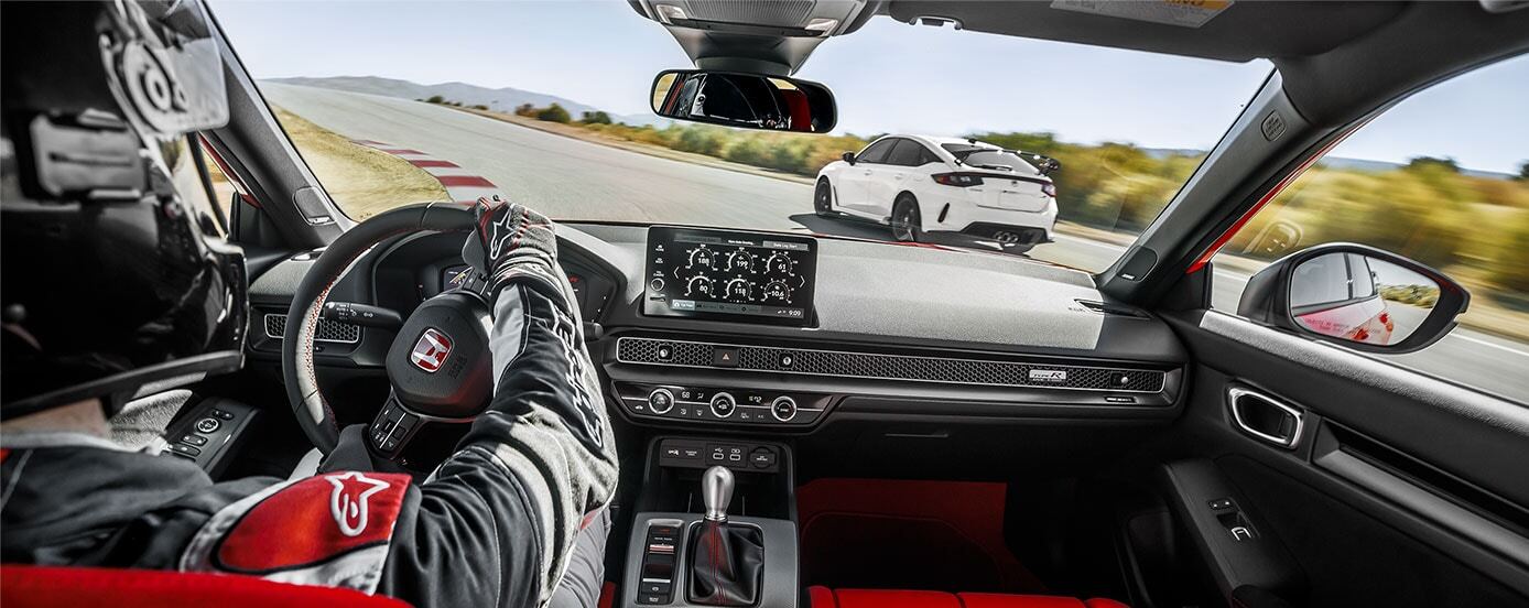 Tras el volante de un Honda Civic Type R te sientes un conductor de carreras profesional.