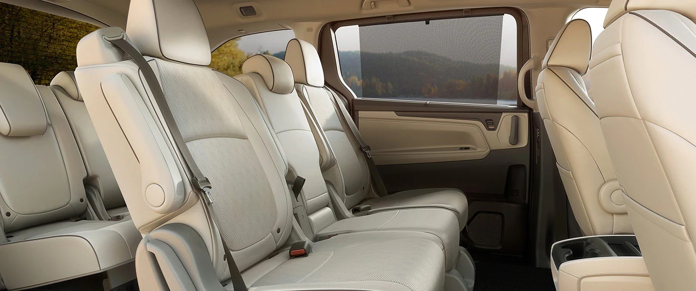 Las ventanas traseras tienen parasoles integrados.