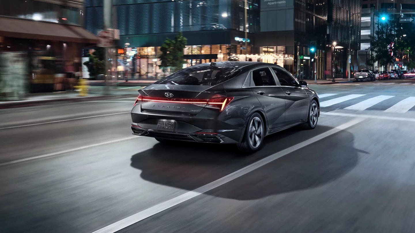 En la parte trasera las luces LED recorren el ancho de la tapa del maletero.