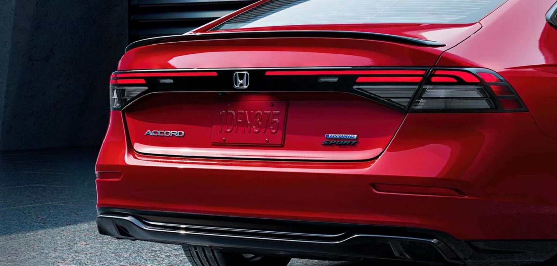 Las luces traseras LED –horizontales en línea recta- acentúan la ancha postura del carro.