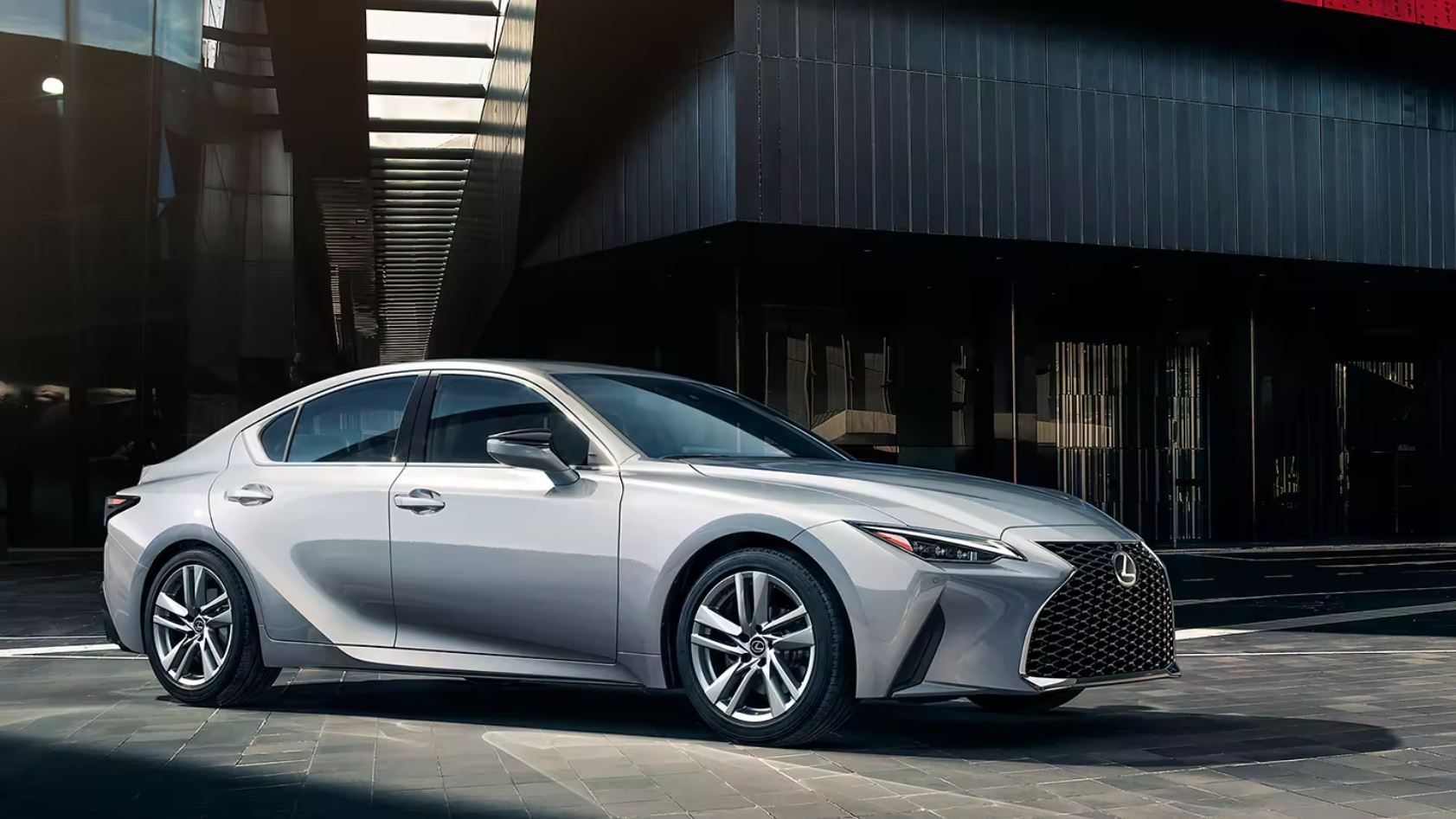 Las ruedas del IS 300 son de 18 pulgadas.