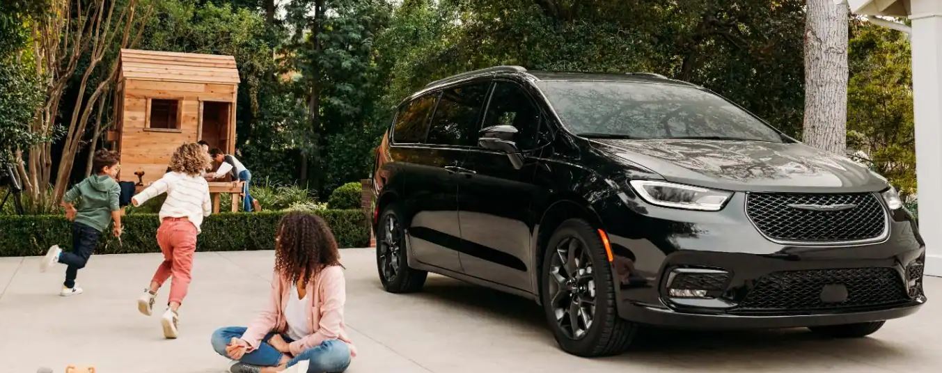 2023 Chrysler Pacifica for Sale near Naperville, IL River Front CDJR