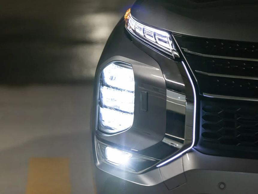 2023 Mitsubishi Outlander Headlight