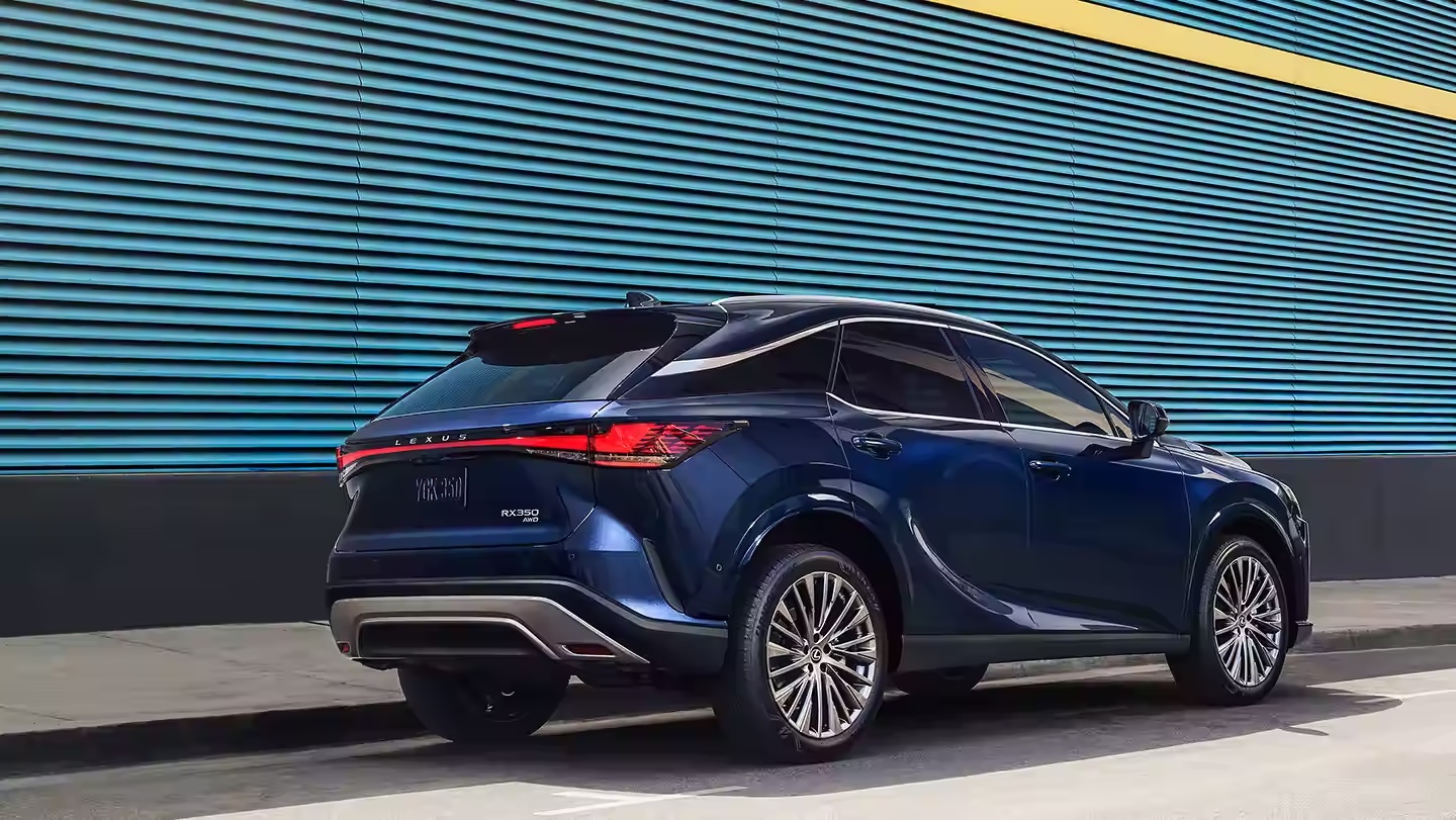En la parte trasera, por otro lado, el nombre LEXUS se haya escrito con exquisitez en la compuerta y por debajo, una distintiva luz trasera LED Blade envuelve todo el cuerpo del carro destacando aún más su silueta ancha y baja.