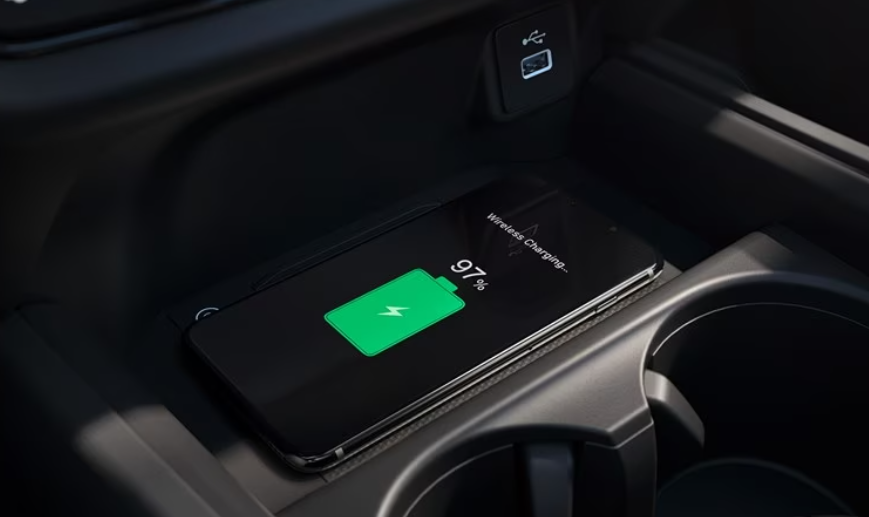 En su cabina encuentras tecnologías que te permiten usar y cargar tu teléfono sin necesitar cables.