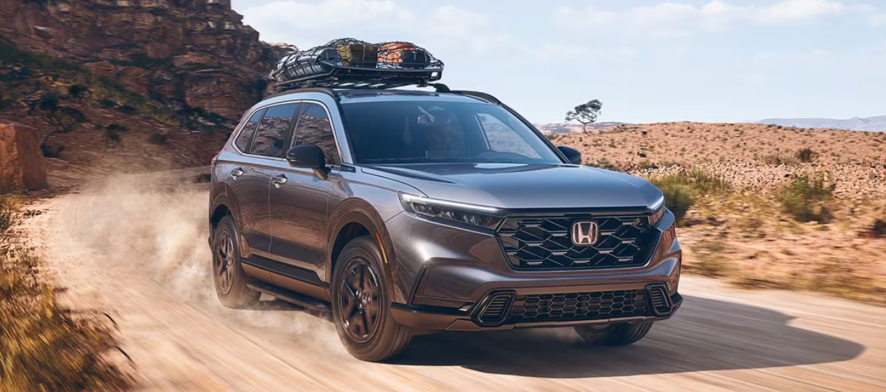 El vehículo que se muestra es el Honda CR-V Hybrid 2023 Sport en Meteorite Gray Metallic.