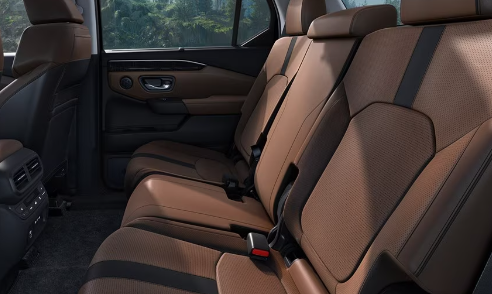 En la cabina hay capacidad para ocho pasajeros pero si quieres puedes extraer el asiento central de la segunda fila.