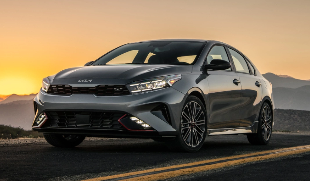 El vehículo que se muestra es el Kia Forte 2023 con equipamientos opcionales.