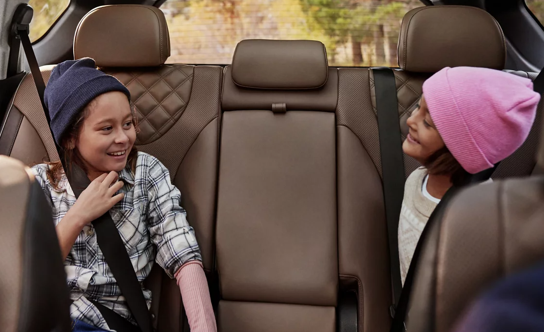 En la cabina de un Hyundai SANTA FE Hybrid 2023 nadie se queja por viajar incómodo. ¡Todos viajan contentos!