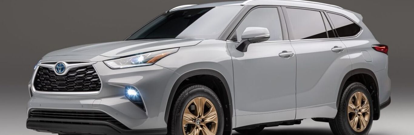 2022 Toyota Highlander Hybrid front quarter view