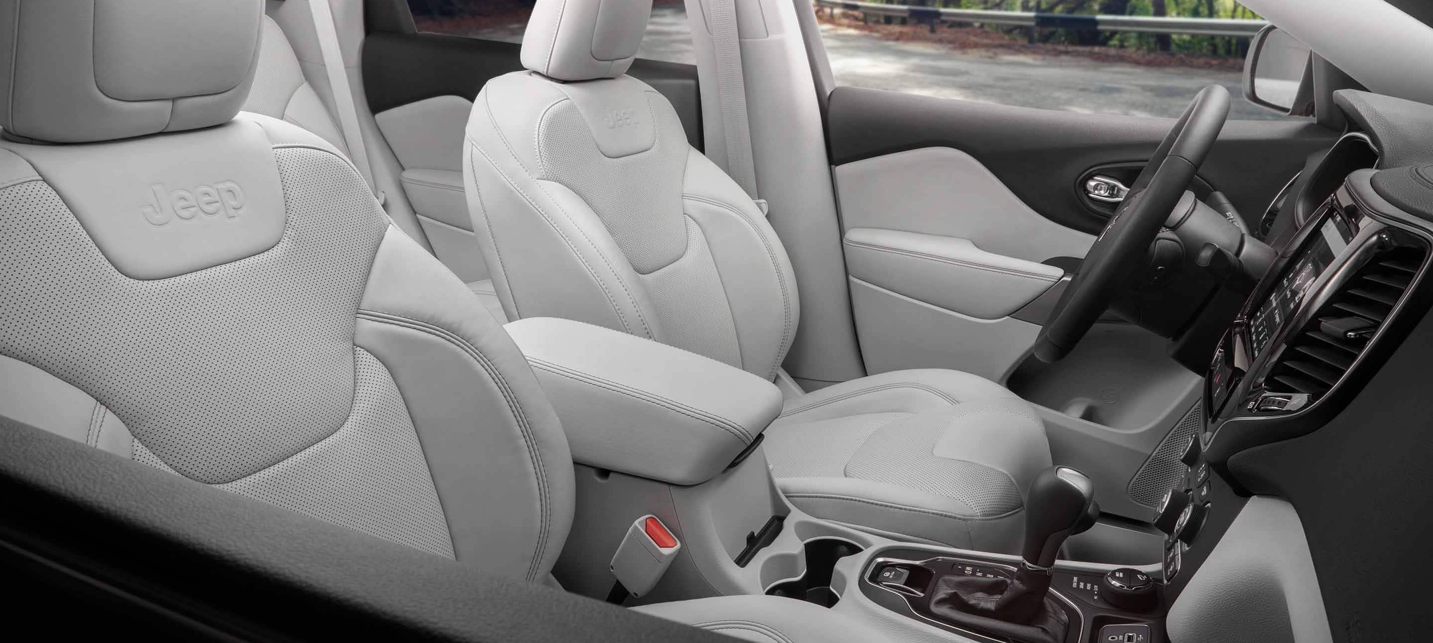 2023 Jeep Cherokee Front Seats
