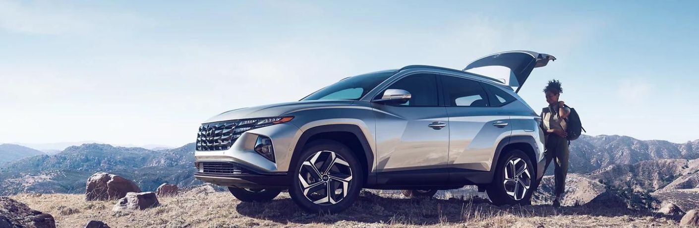A woman loading stuff in the boot of the 2023 Hyundai Tucson.