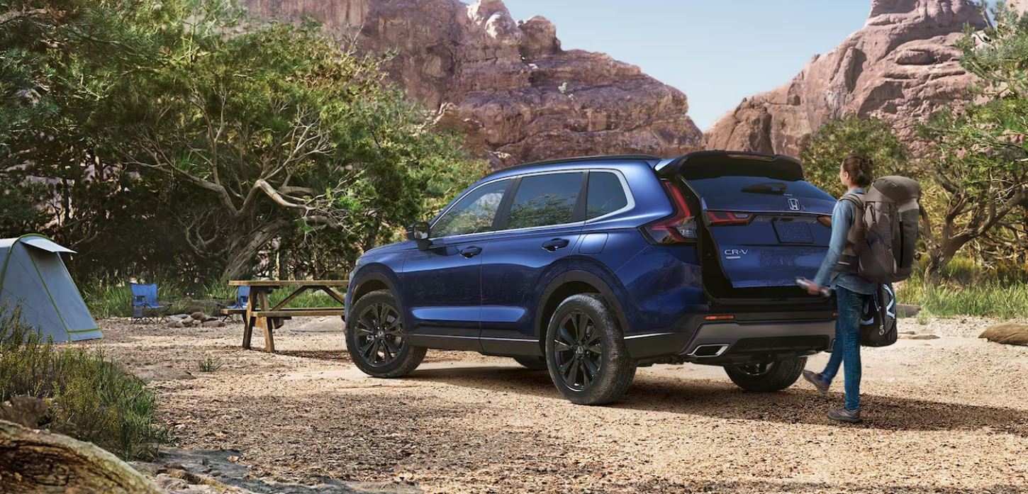 Tan moderno es este SUV que tiene disponible una compuerta trasera manos libres.