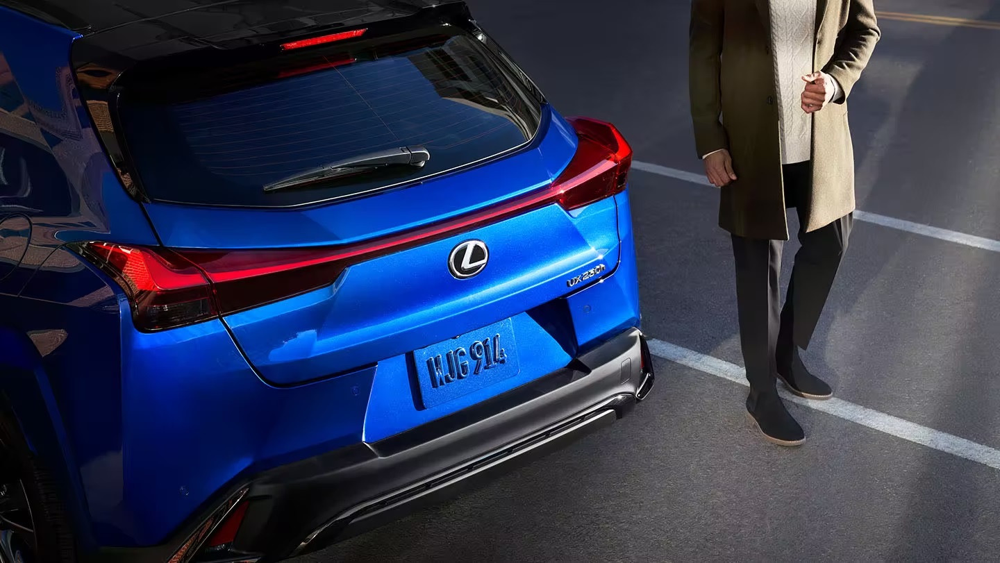 Las luces traseras se extienden por todo el ancho del SUV y disminuyen su espesor en la parte central.