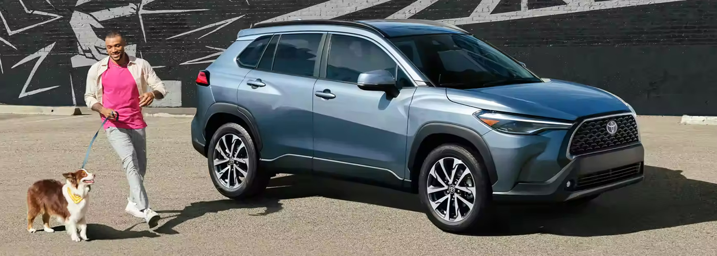 El SUV que se muestra es el Toyota Corolla Cross 2023 XLE en Celestite.