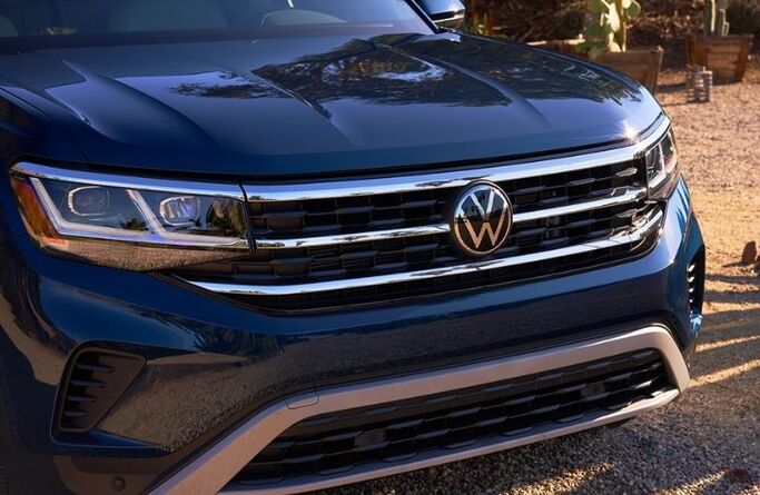 View of the front grille of the 2022 Volkswagen Atlas