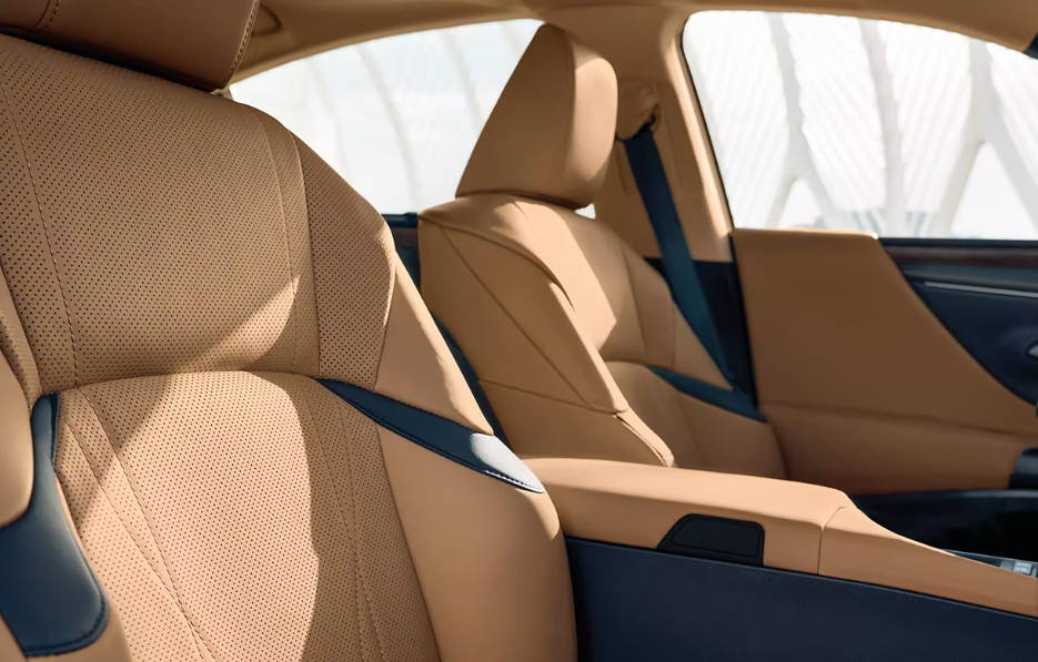 Los asientos delanteros tienen calefacción y ventilación estándar.