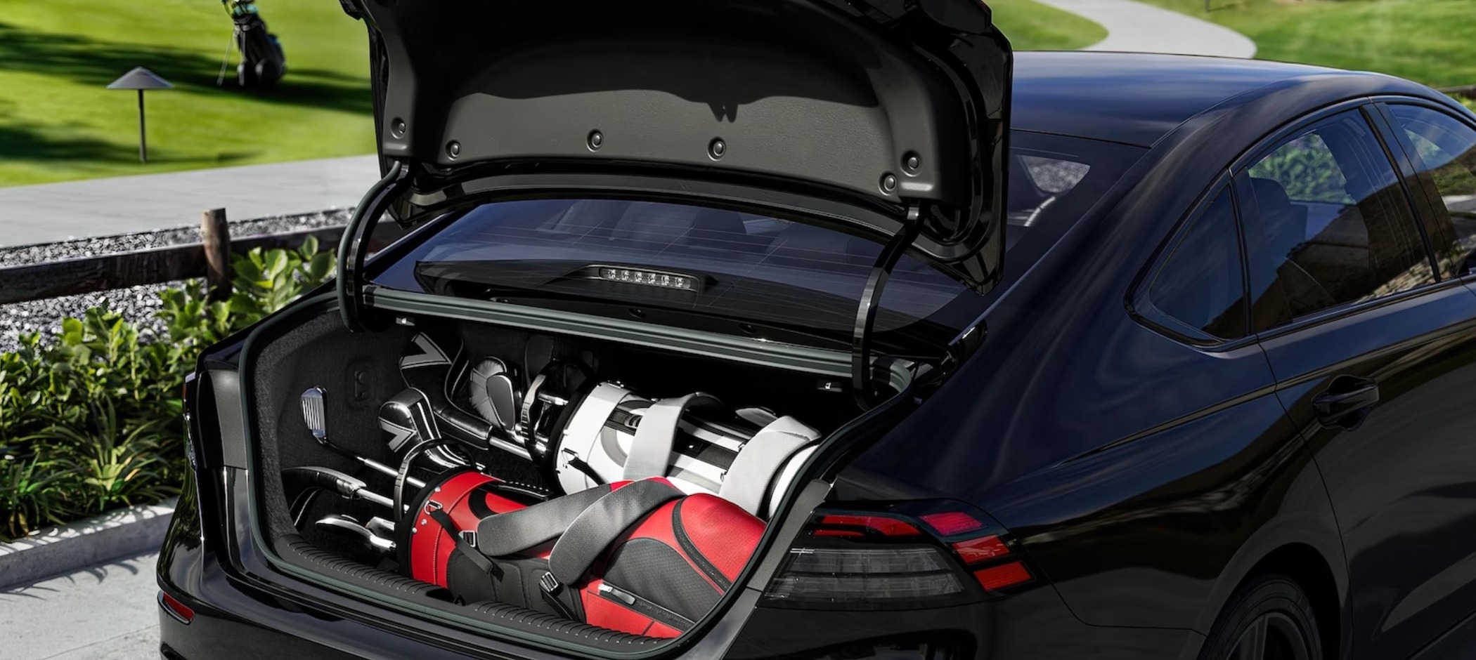 El maletero tiene apertura automática.