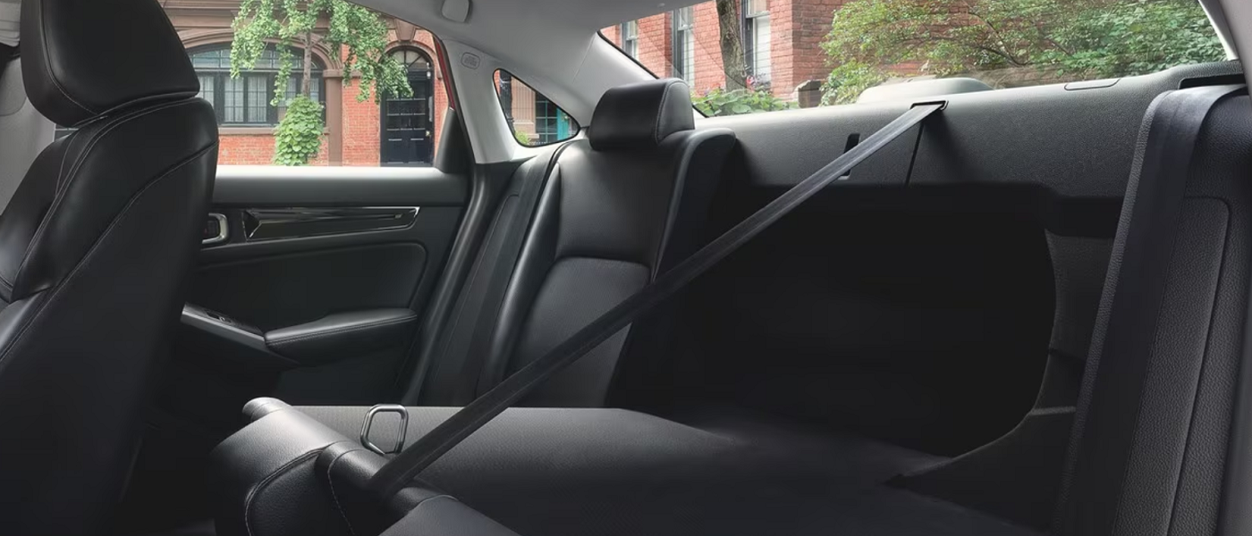  El respaldo trasero es abatible en partes 60/40 para que puedas configurar el interior según tu necesidad de carga y de transporte de pasajeros. 