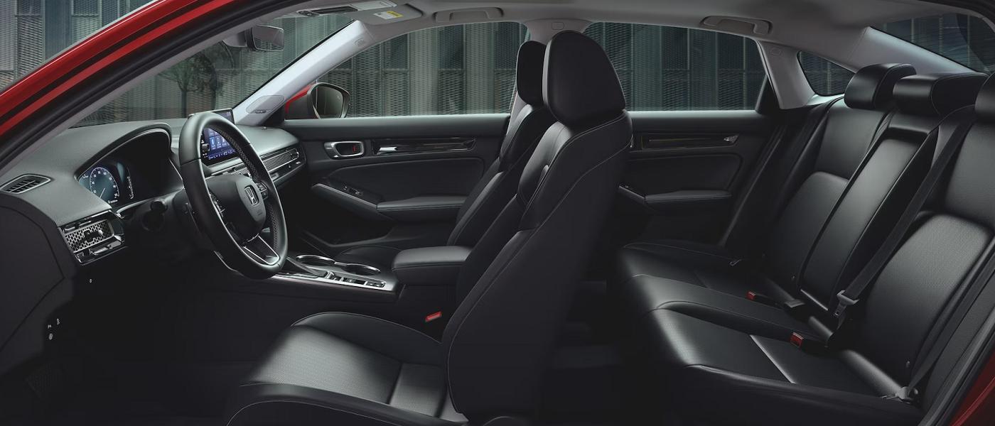 La cabina del Honda Civic 2024 tiene asientos para cinco pasajeros y dispone de características como tapicería de cuero que te brindan más estilo y comodidad.