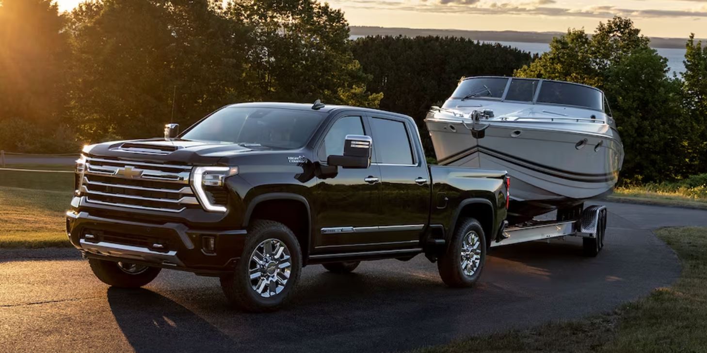 El Silverado 2500HD 2024 tiene una capacidad de remolque máxima de 22,500 libras.