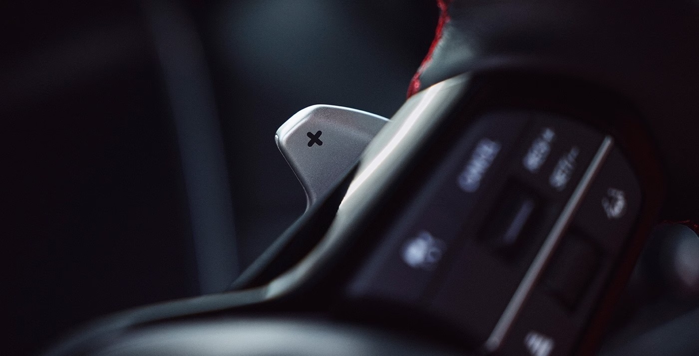 En el volante encuentras mandos de transmisión inspirados en los autos de carrera.