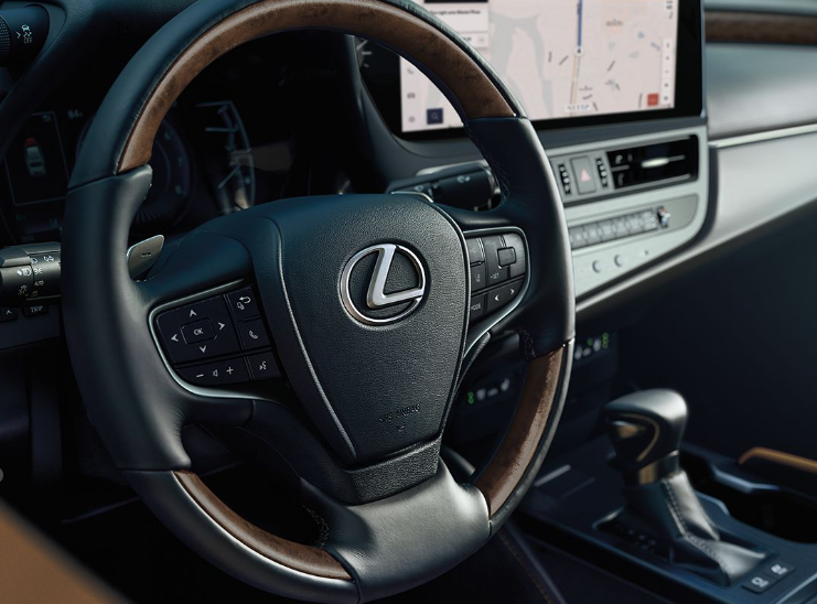 La cabina de este sedán de lujo fue diseñada para satisfacer todos los requisitos de un exigente conductor como tú.