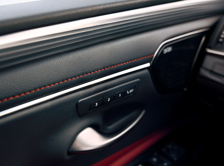 Si compartes el carro con otro conductor, el sistema de memoria disponible te permite grabar ciertas configuraciones (la posición de tu asiento, del volante y de los espejos exteriores) para que siempre encuentres todo como a ti te gusta.