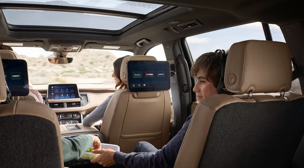 Con un Chevrolet Suburban puedes darte el lujo de invitar a algunos pasajeros extra gracias a su enorme espacio interior.