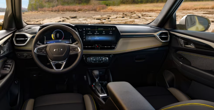 El interior tiene pantallas digitales de gran tamaño.