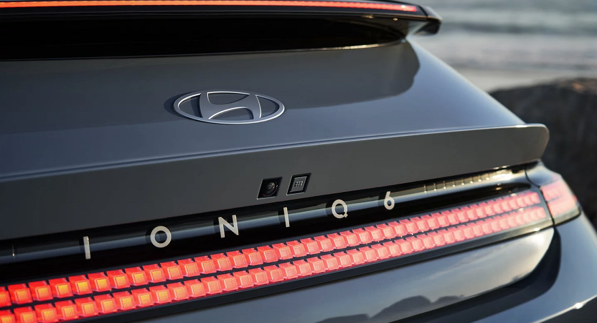 Más de 700 píxeles paramétricos iluminan al carro en varias zonas.