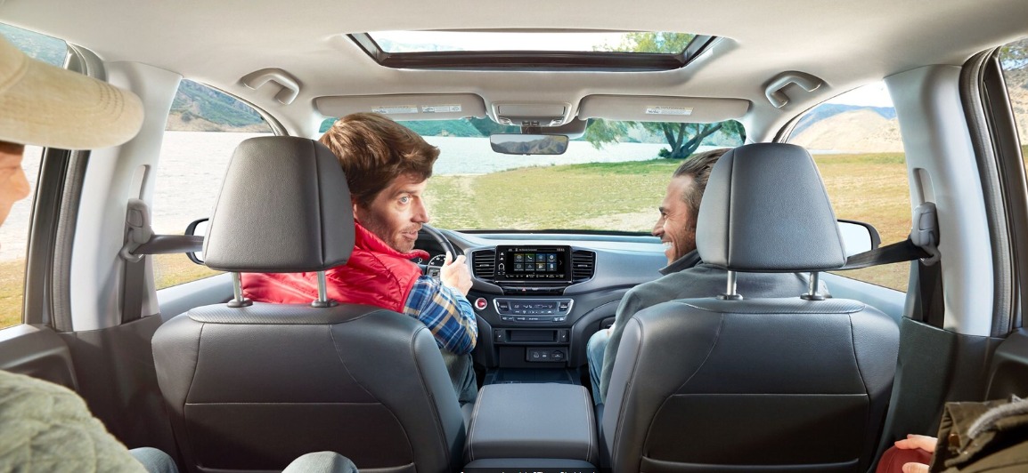 Familia, compañeros de trabajo o amigos: sean quienes sean tus pasajeros, todos aman acompañarte en cada viaje dentro de un Honda Ridgeline 2024 porque es una camioneta muy cómoda y práctica.