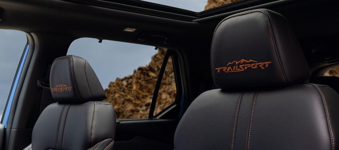 El modelo es fácilmente identificable por tener al logotipo esparcido en todo el vehículo. En la cabina, por ejemplo, está bordado en naranja sobre los reposacabezas delanteros.