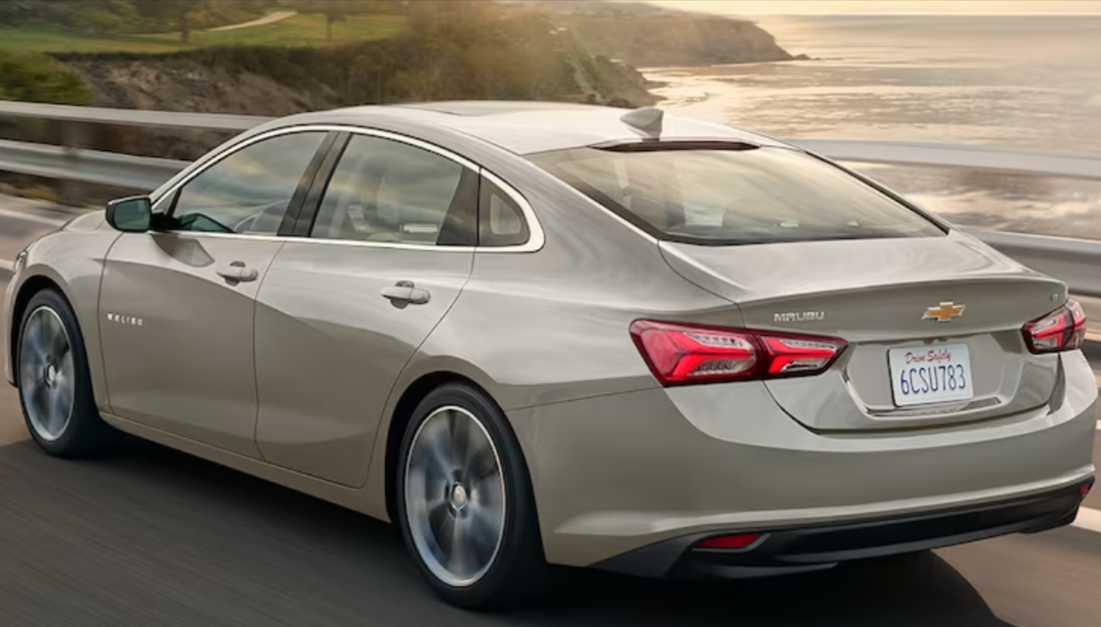 El Chevrolet Malibu 2024 hace honor a su nombre (que evoca a la exclusiva playa californiana) y exhibe así un diseño exterior elegante y refinado.