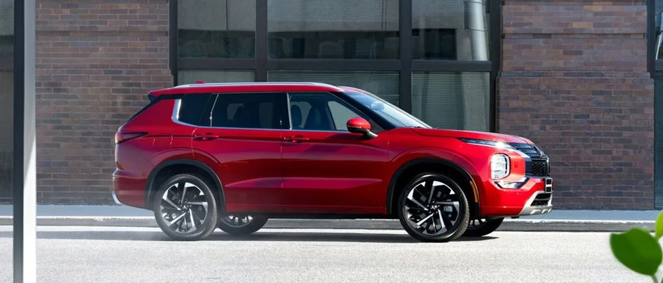 2024 Mitsubishi Outlander SE Overview near New Braunfels, TX