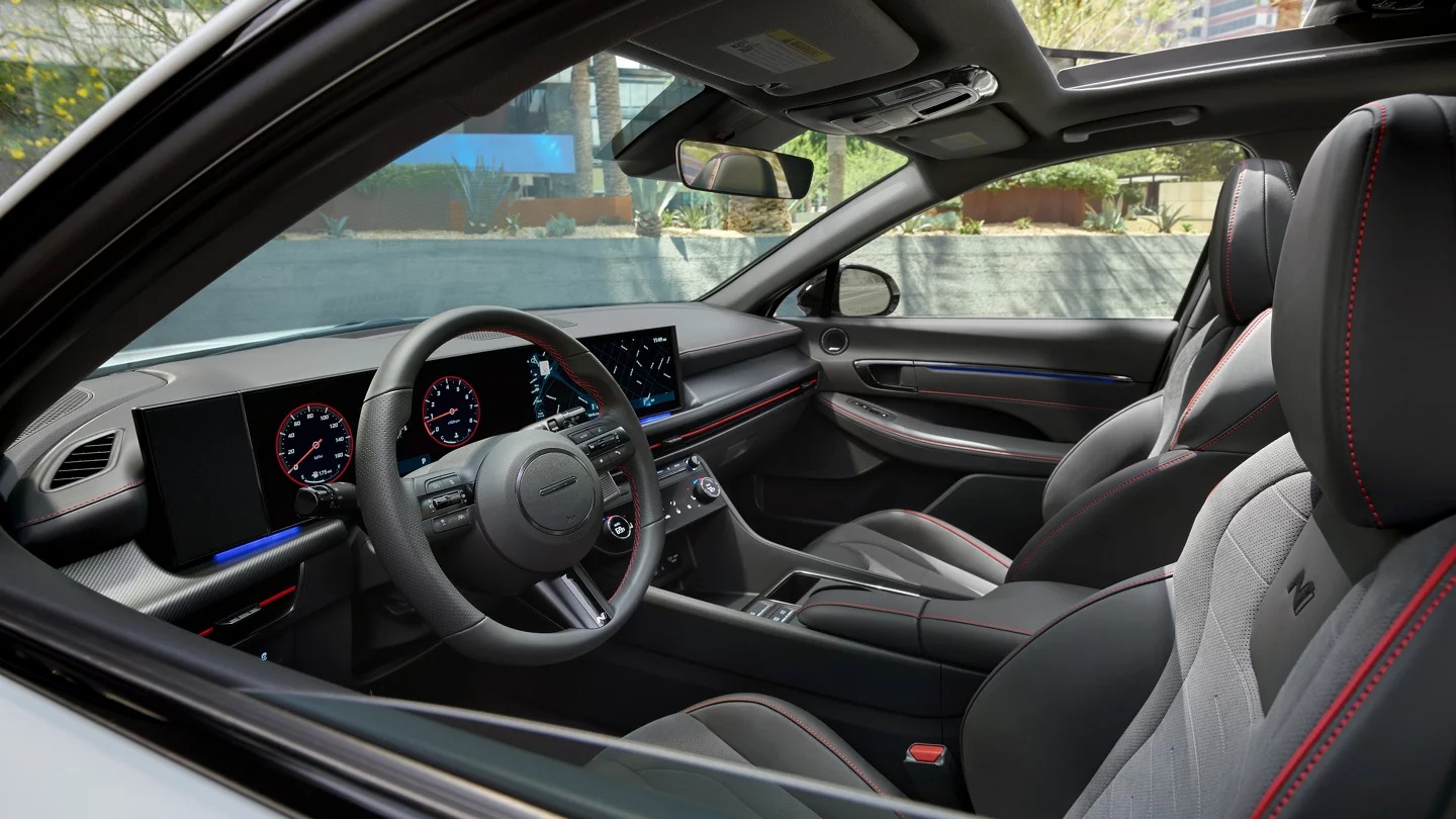 Con la tecnología de su cabina tienes una ventana al futuro en un Hyundai SONATA 2024. 