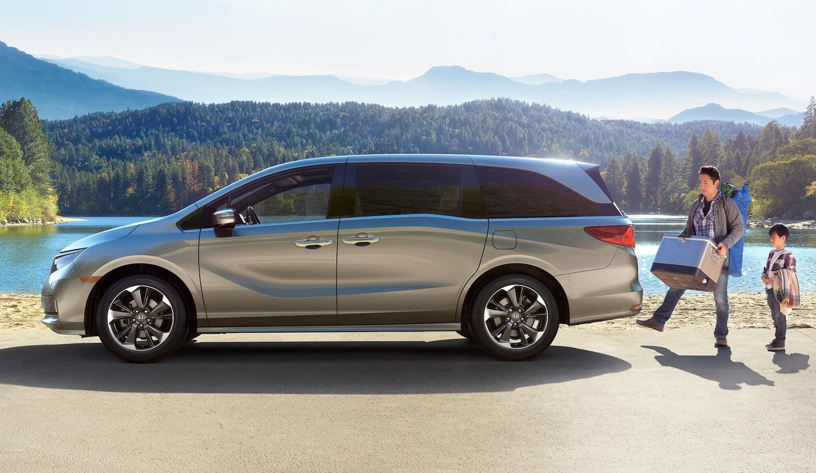 Este minivan te facilita el proceso de carga y descarga al permitirte abrir la compuerta con un simple movimiento de tu pie debajo del parachoques trasero.