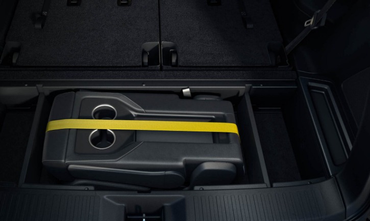 En un compartimiento oculto que hay debajo del piso del área de carga del Pilot 2024 puedes guardar el asiento central removible de la segunda fila.