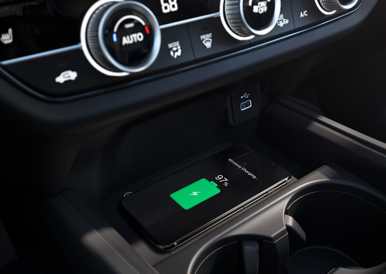 La cabina del HR-V 2024 tiene un estilo refinado y tecnologías que te permiten viajar conectado.