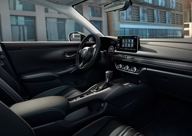 La cabina del HR-V 2024 tiene un estilo refinado y tecnologías que te permiten viajar conectado.