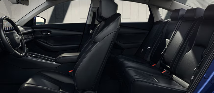 Sus dos filas de asientos son de una amplitud generosa (tres adultos pueden viajar cómodamente en la parte de atrás).