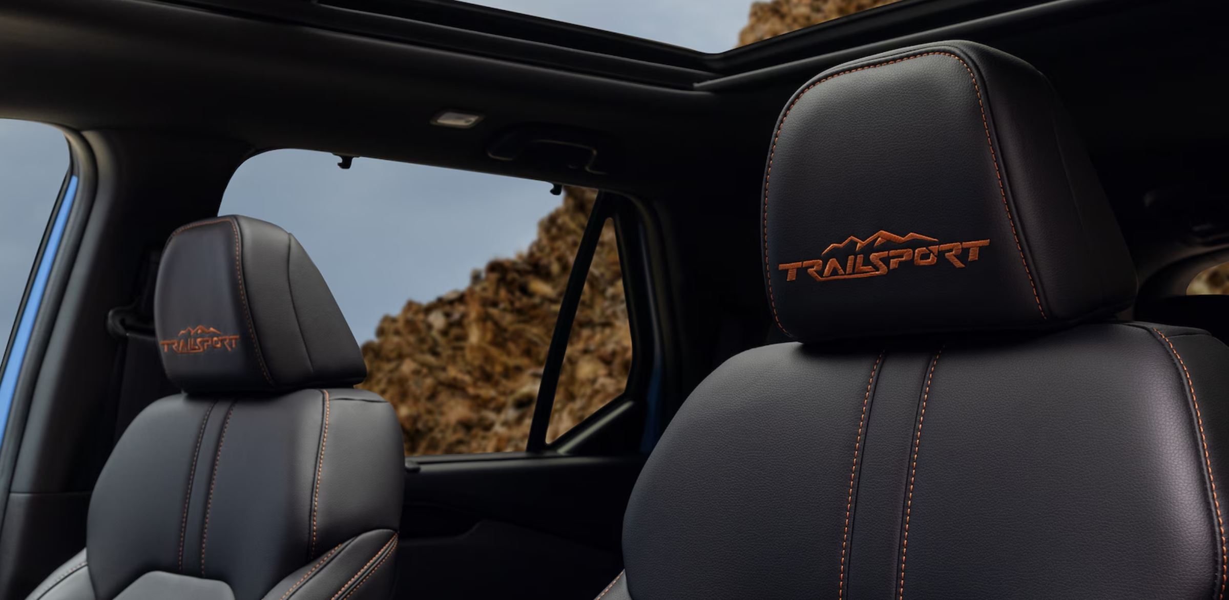 El modelo es fácilmente identificable por tener al logotipo esparcido en todo el vehículo. En la cabina, por ejemplo, está bordado en naranja sobre los reposacabezas delanteros.