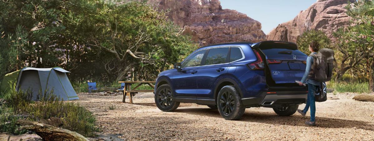 El CR-V 2024 tiene disponible una compuerta trasera eléctrica manos libres.