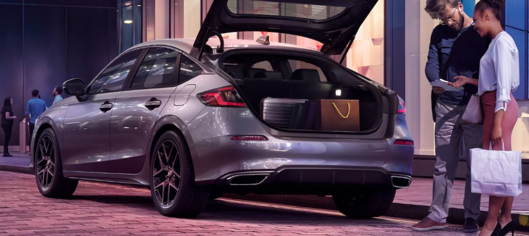 El diseño fastback amplía la capacidad de carga del Civic.