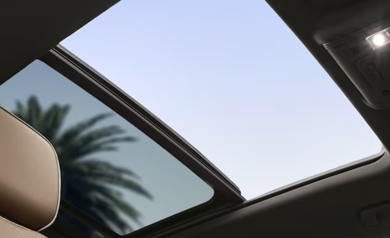 Un techo panorámico de doble panel se abre y se inclina hacia arriba.