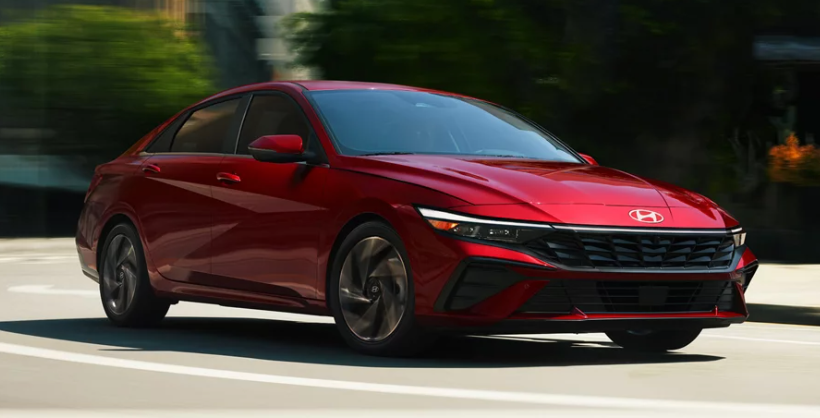 La fascia delantera exhibe una parrilla de dos piezas y delgados faros LED unidos por una barra metálica.