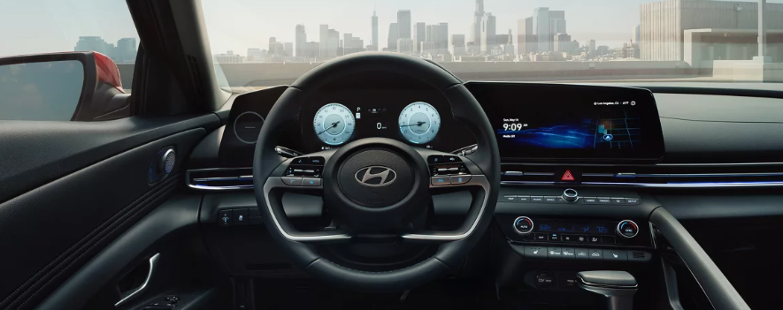 En el interior la atención se la roban dos modernas pantallas integradas en un gran panel.