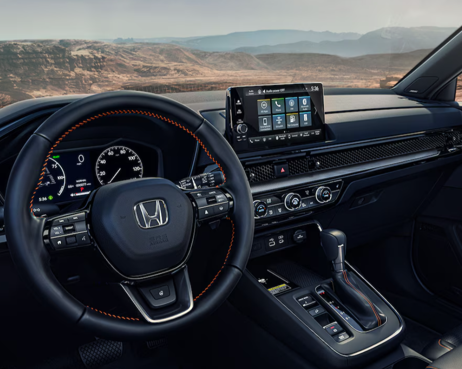 La cabina del Honda CR-V Hybrid 2025 tiene un diseño limpio y ergonómico con un panel de instrumentos digital de siete pulgadas estándar y una pantalla táctil de infoentretenimiento disponible de nueve pulgadas. 