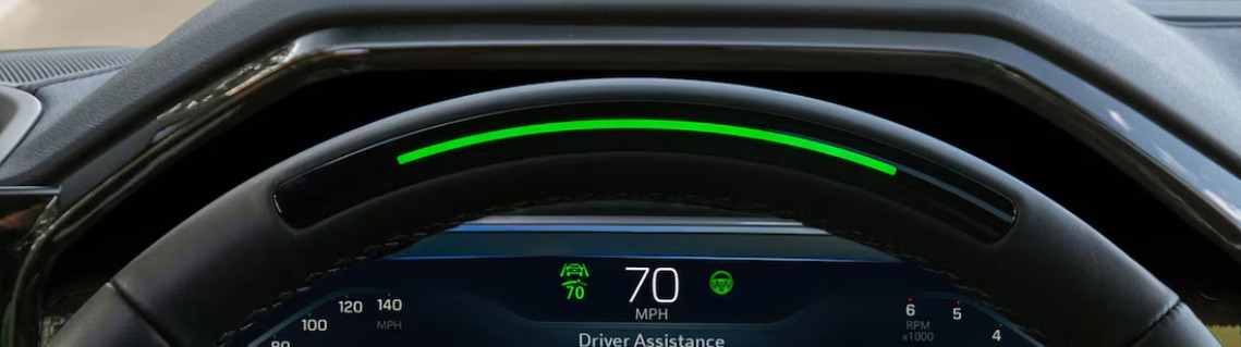 La tecnología Super Cruise™ disponible te permite conducir sin manos.